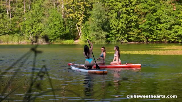 Three girls, one SUP
